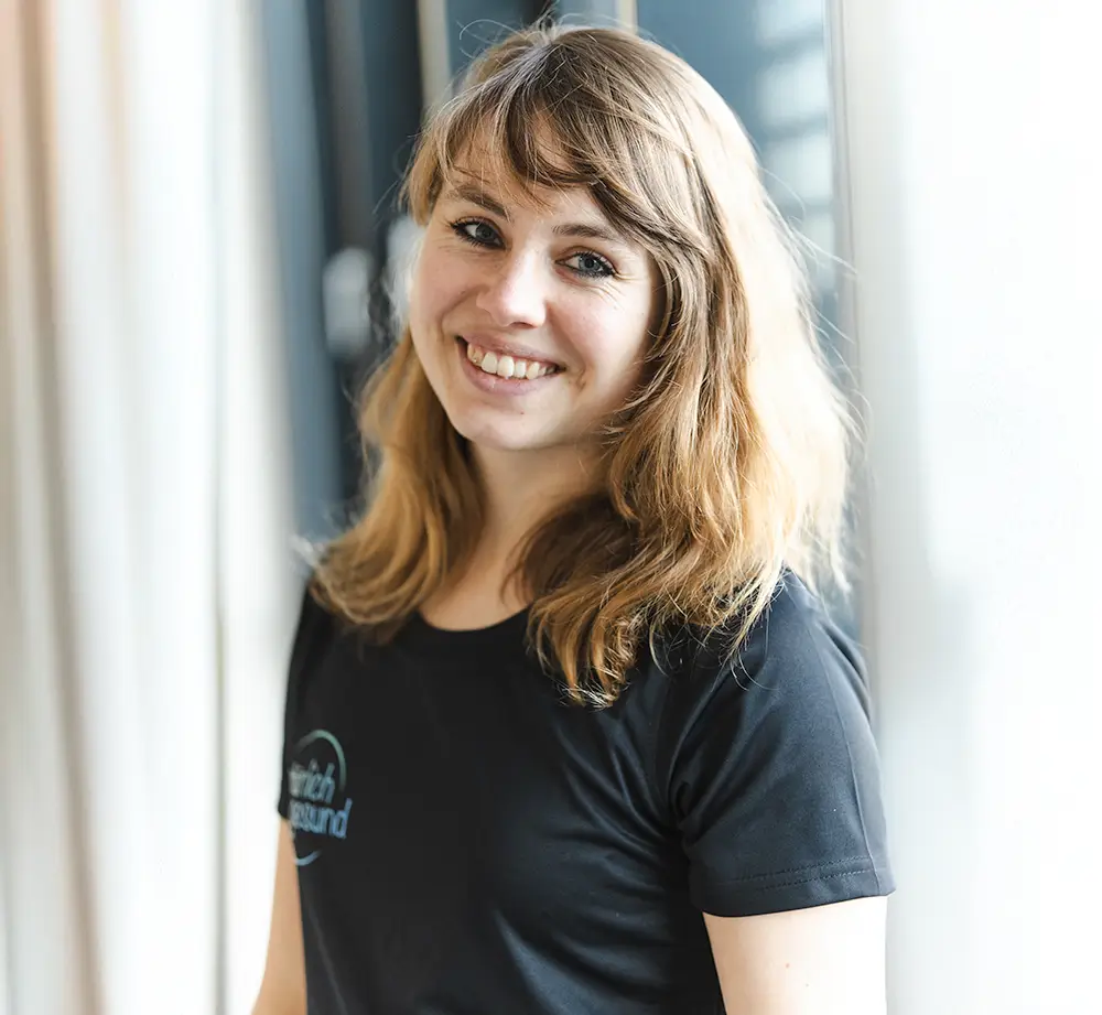 Tahnee Boderius, Bewegungstherapeutin und Gesundheitscoach in Kiel, lächelt freundlich in die Kamera – individuelle Begleitung für Gesundheit und Bewegung