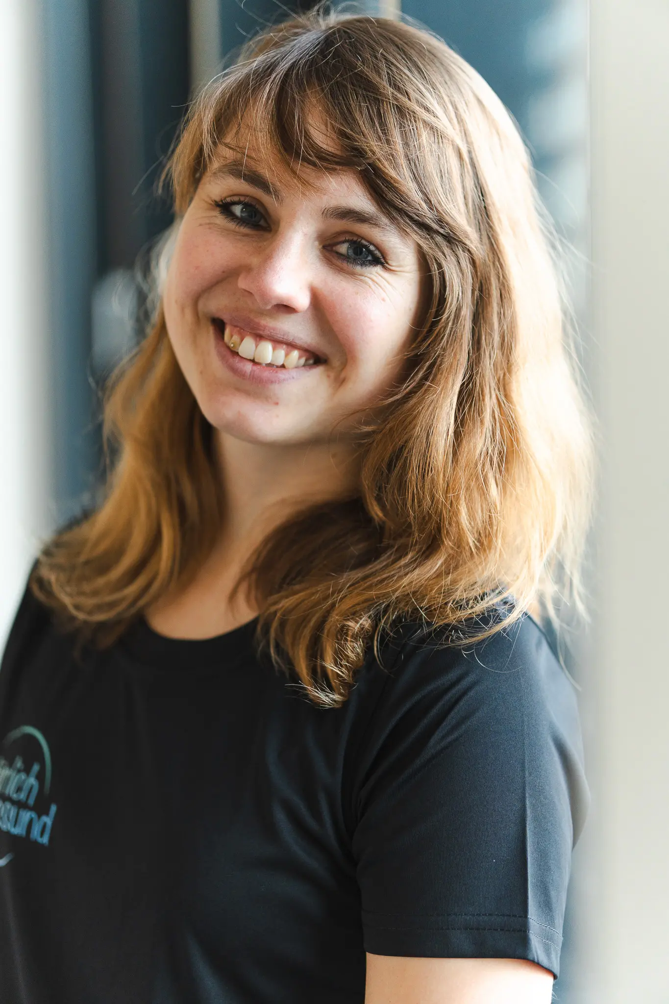 Tahnee Boderius, Bewegungstherapeutin und Gesundheitscoach in Kiel, lächelt freundlich in die Kamera – individuelle Begleitung für Gesundheit und Bewegung