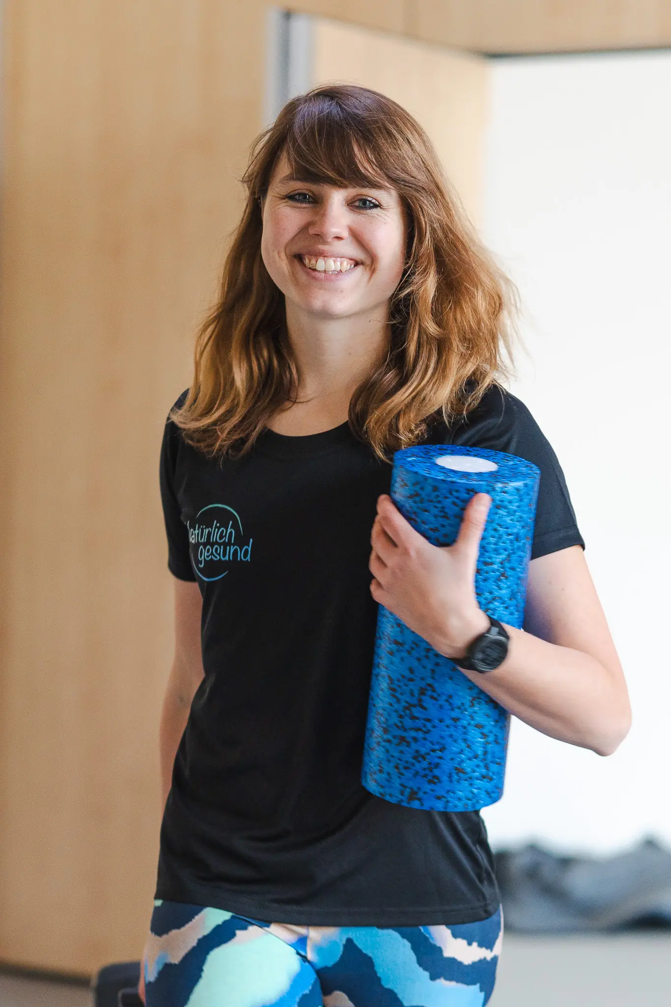 Tahnee Boderius, Bewegungstherapeutin und Gesundheitscoach in Kiel, lächelt freundlich in die Kamera – individuelle Begleitung für Gesundheit und Bewegung