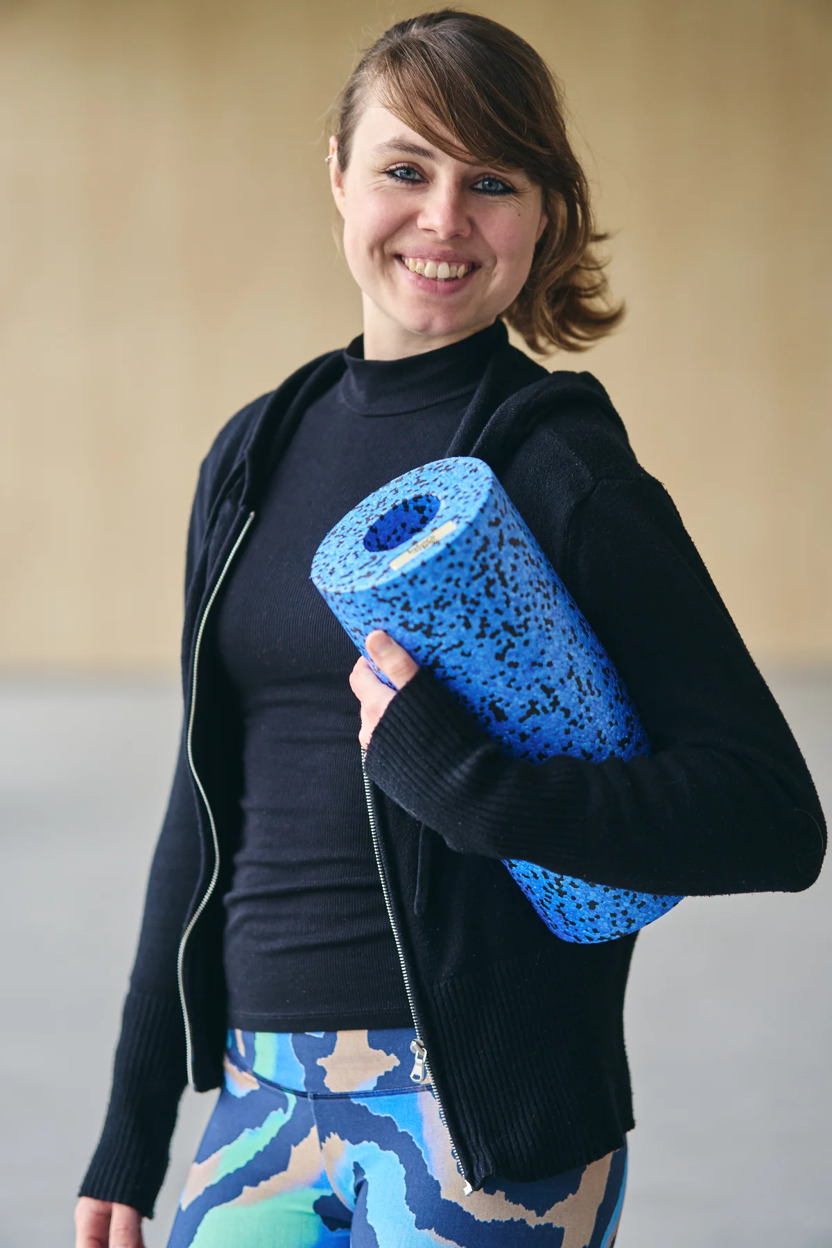 Tahnee Boderius, Bewegungstherapeutin und Gesundheitscoach in Kiel, lächelt freundlich in die Kamera – individuelle Begleitung für Gesundheit und Bewegung